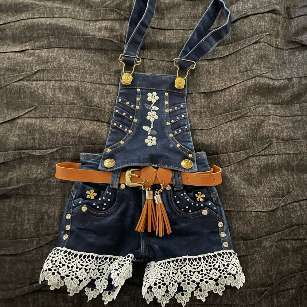 Size 4 Jean overall can fit a 3year old straps adjust